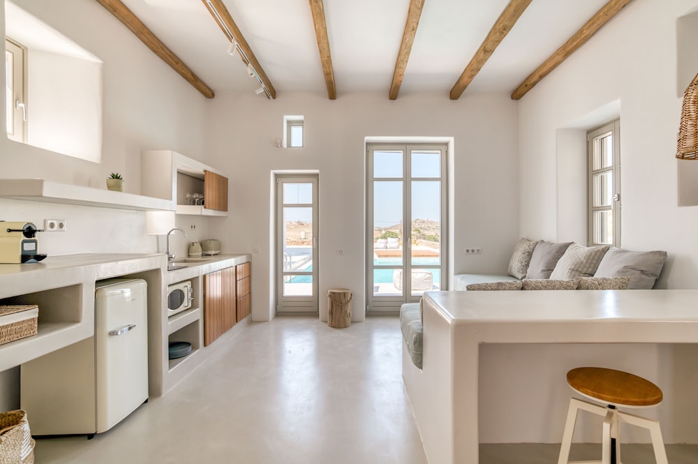 lil paros luxury suites
