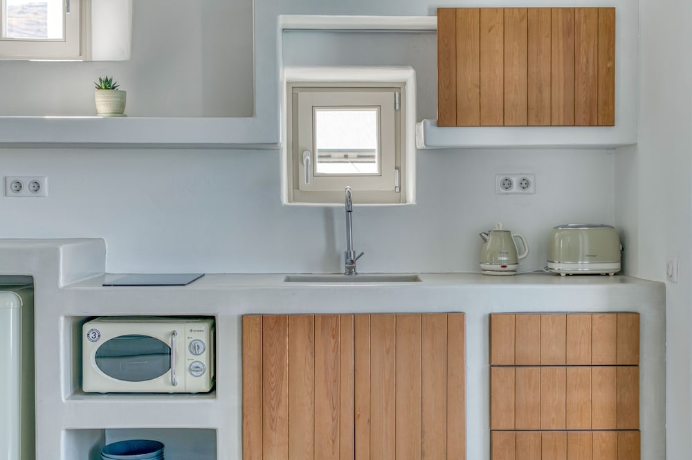 lil paros luxury suites