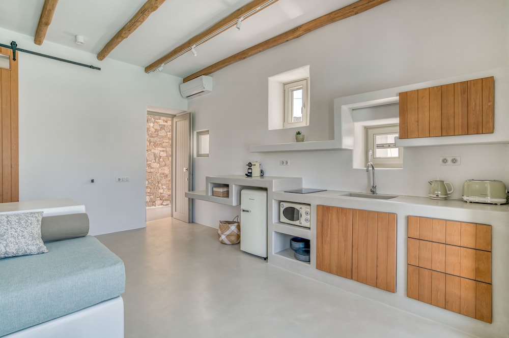 lil paros luxury suites