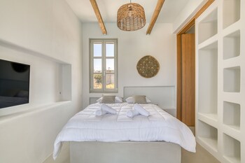 lil paros luxury suites