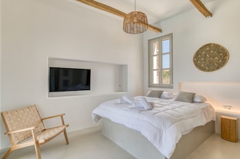 lil paros luxury suites