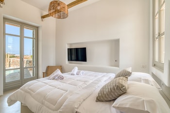 lil paros luxury suites