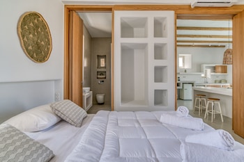 lil paros luxury suites