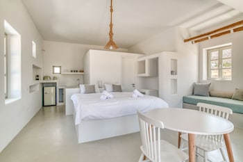 lil paros luxury suites