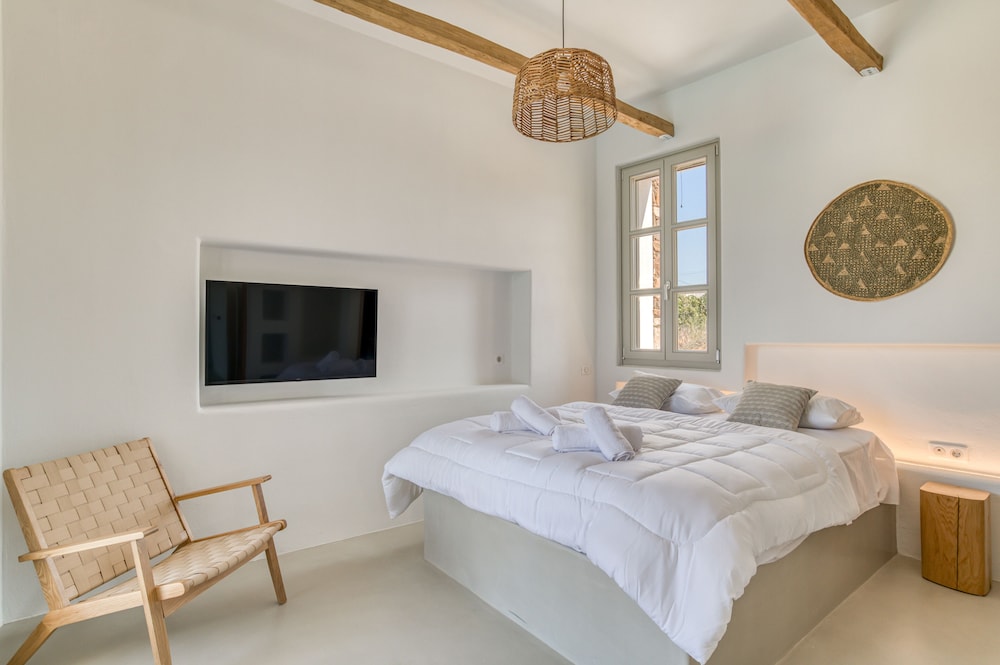 lil paros luxury suites