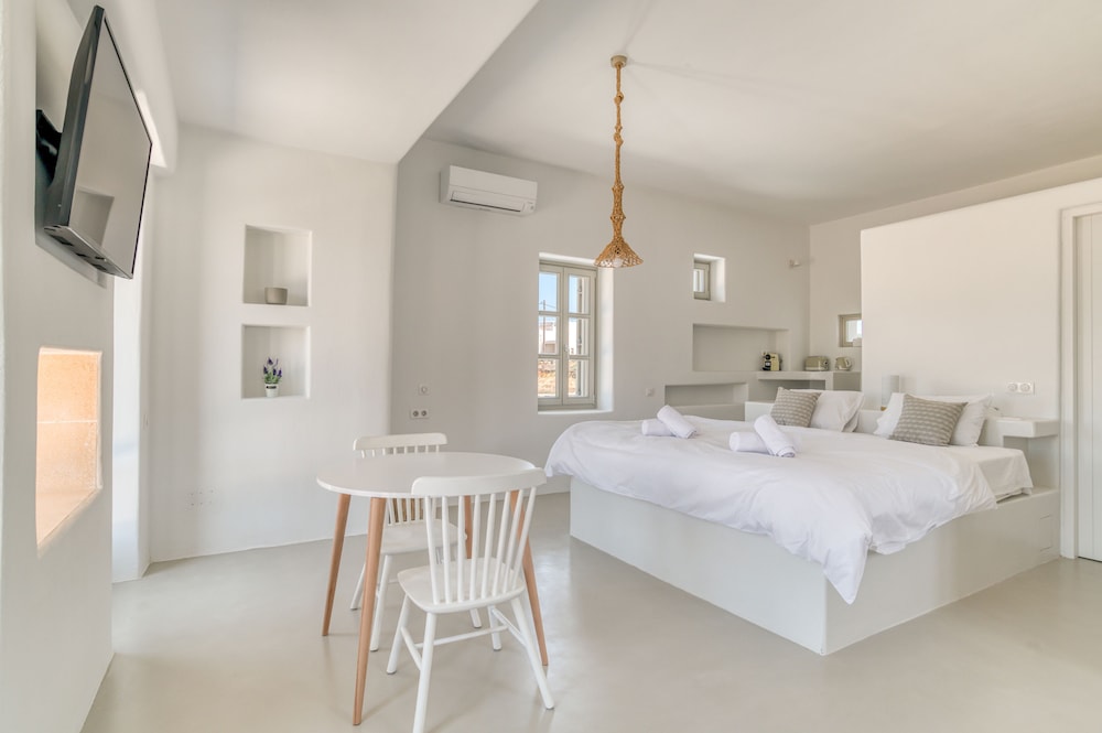 lil paros luxury suites