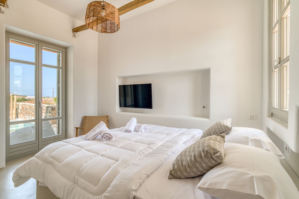 lil paros luxury suites