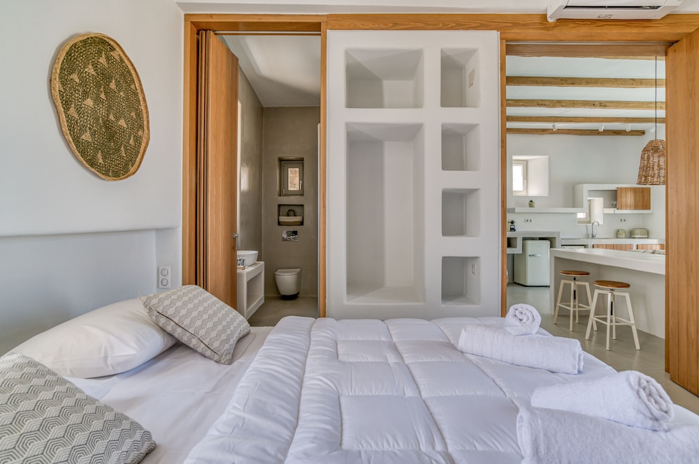 lil paros luxury suites