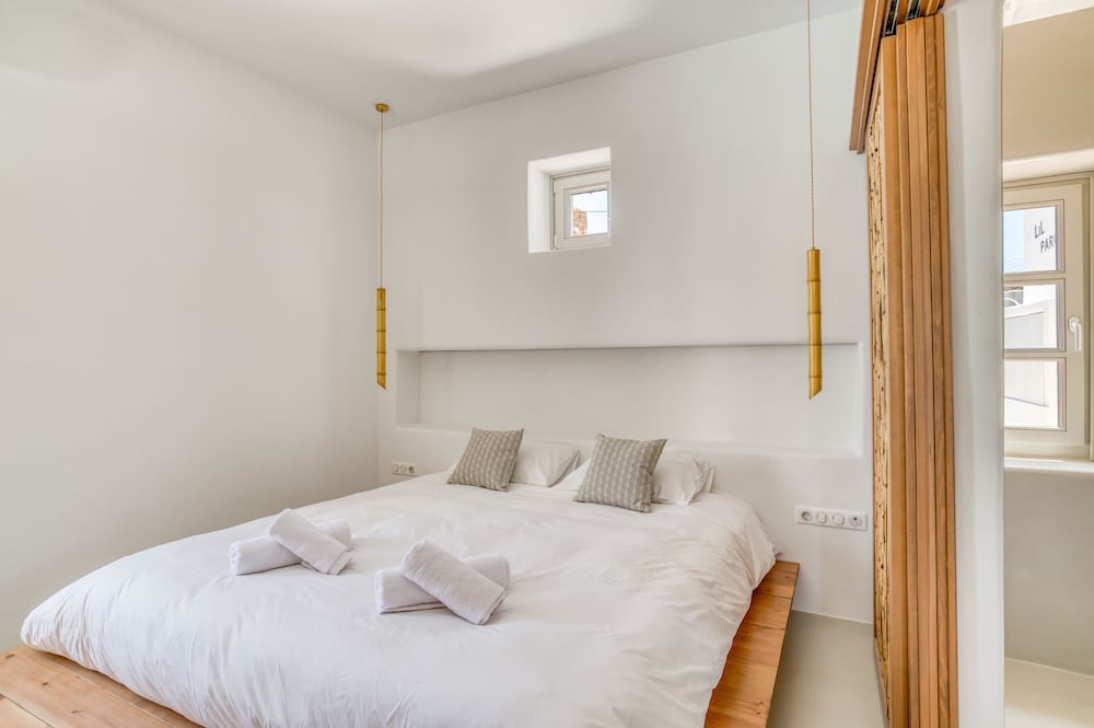 lil paros luxury suites
