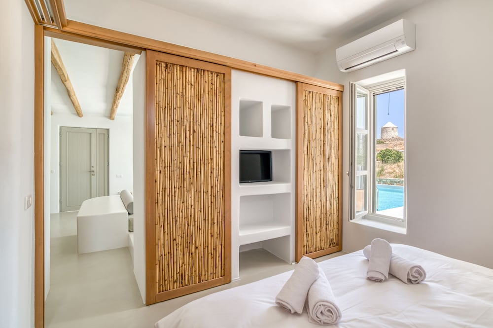 lil paros luxury suites