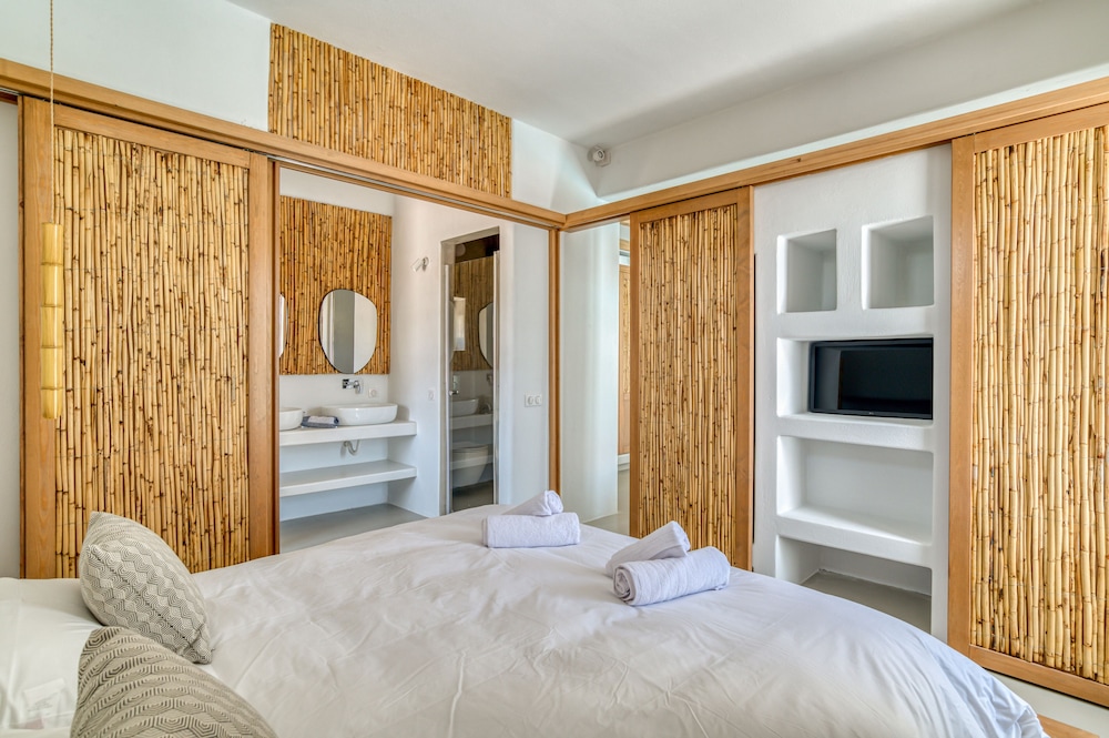 lil paros luxury suites