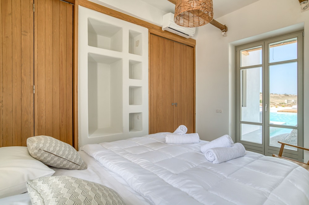 lil paros luxury suites