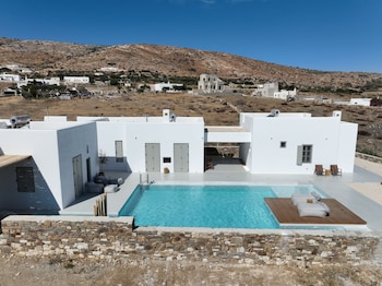 lil paros luxury suites