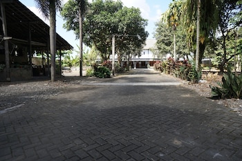 oyo 93629 villa cemara syariah