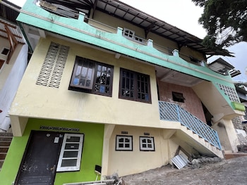 oyo 93629 villa cemara syariah