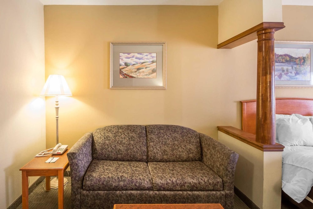 quality inn and suites midamerica industrial park area