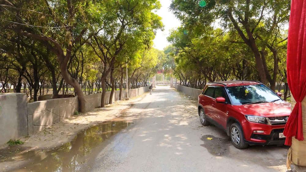 hotel noida grand 121