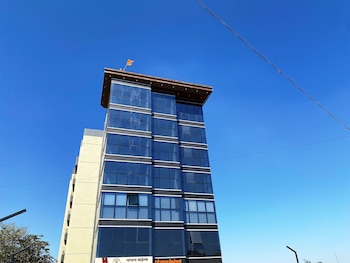 the grand sarovar inn and suites