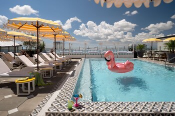 moxy st petersburg downtown