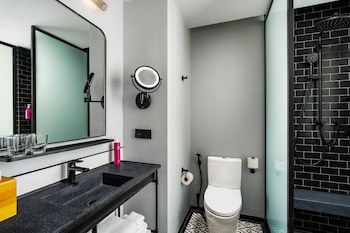 moxy bangkok ratchaprasong