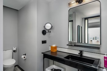 moxy bangkok ratchaprasong