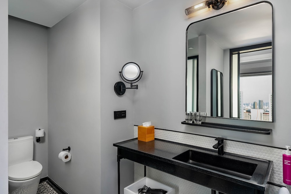 moxy bangkok ratchaprasong