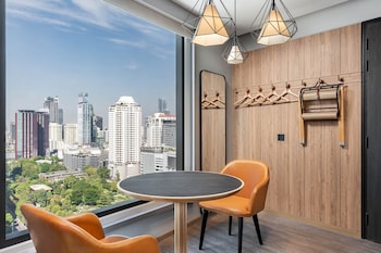 moxy bangkok ratchaprasong