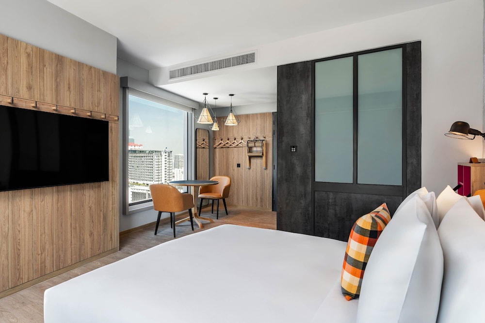 moxy bangkok ratchaprasong