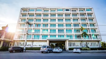 b2 premier hotel and resort