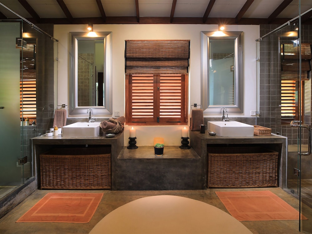 saffron and blue by elite havens