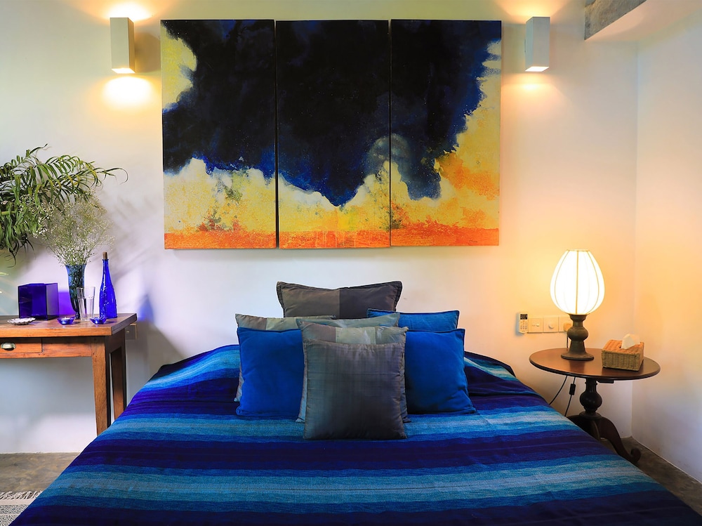 saffron and blue by elite havens