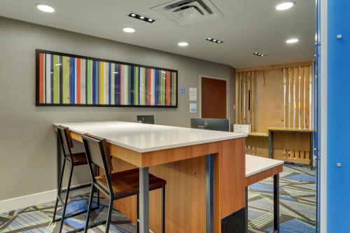 holiday inn express and suites troy by ihg