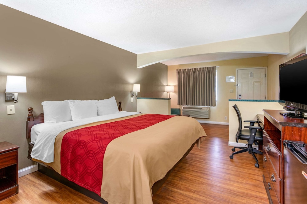 econo lodge inn and suites southeast