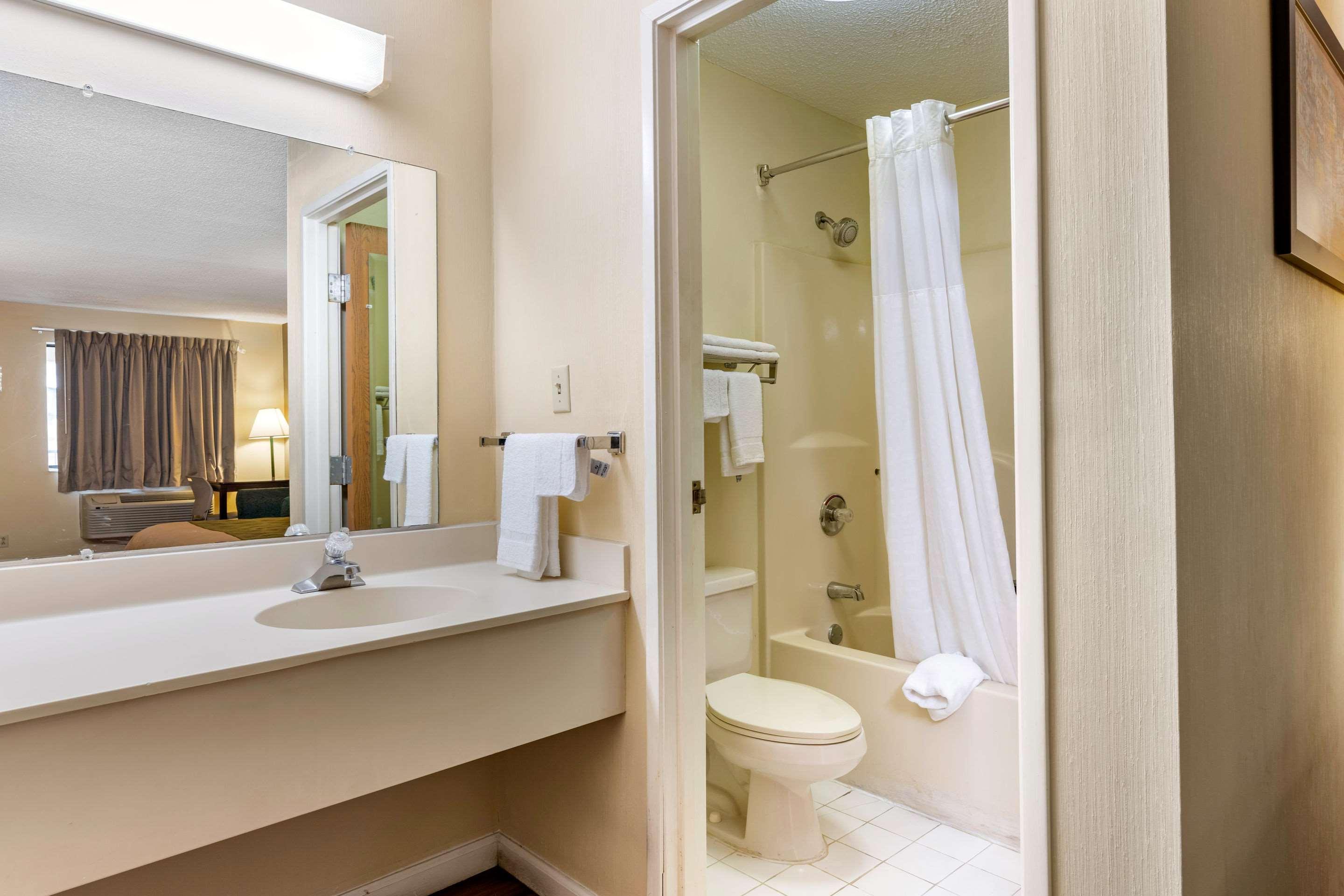 econo lodge inn and suites southeast