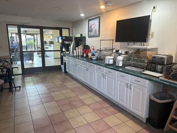 econo lodge inn and suites southeast