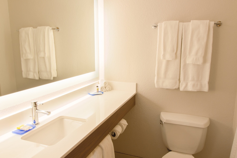 holiday inn express and suites worthington by ihg