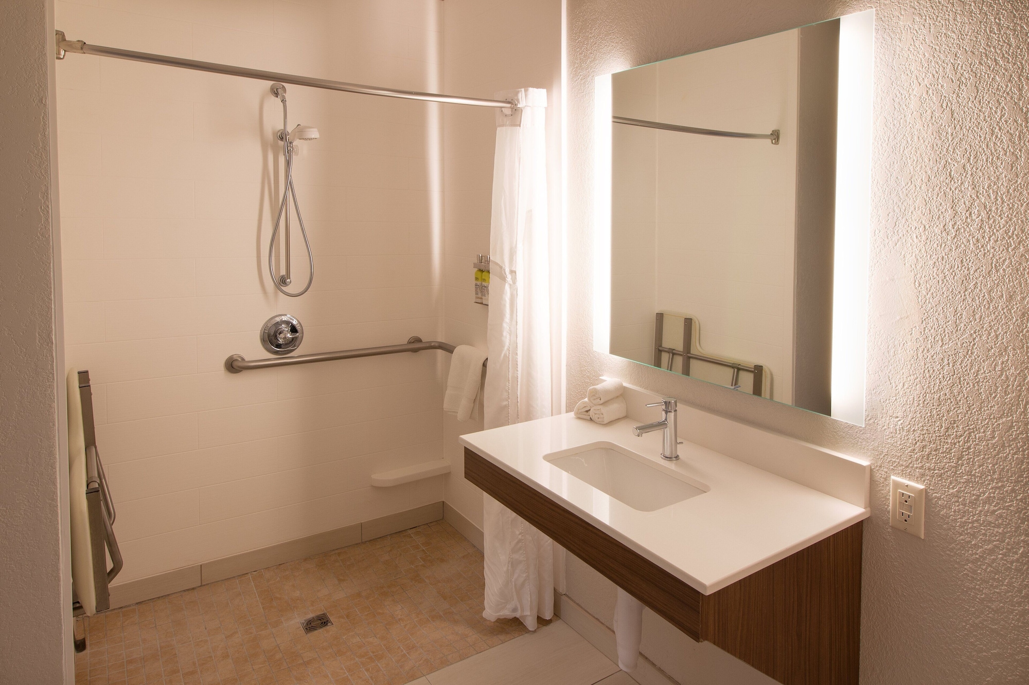 holiday inn express and suites worthington by ihg