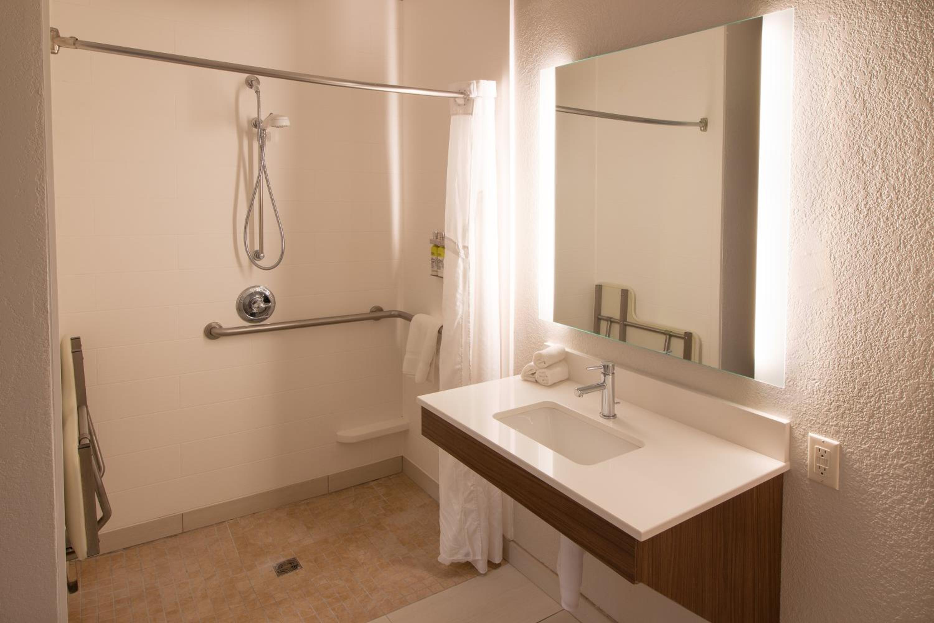holiday inn express and suites worthington by ihg