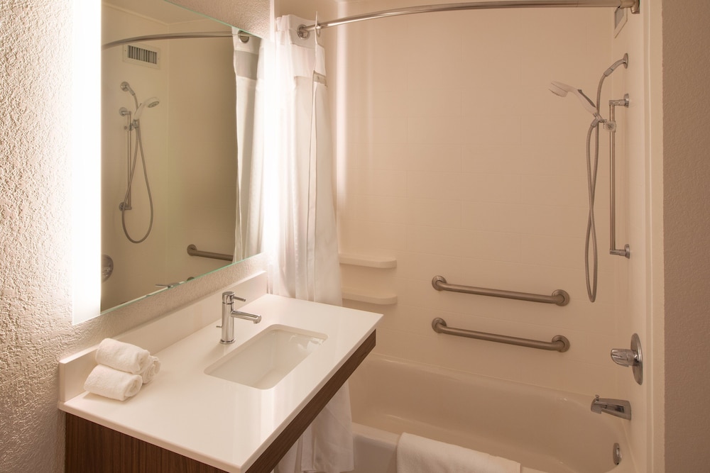 holiday inn express and suites worthington by ihg