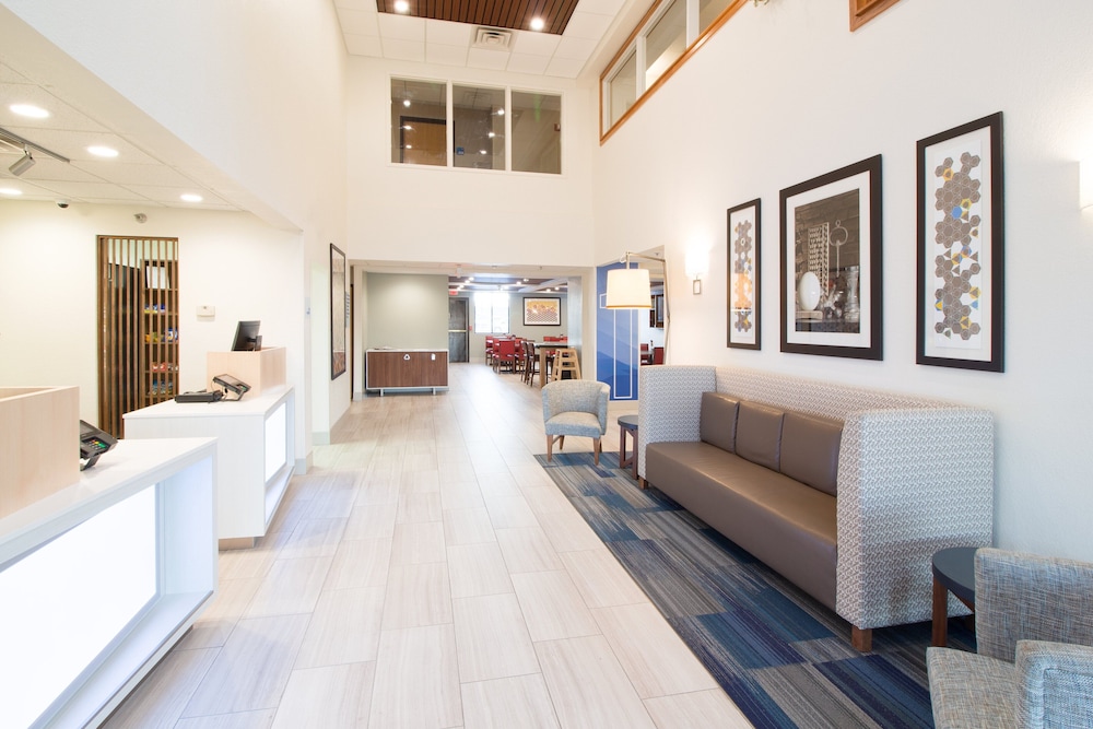 holiday inn express and suites worthington by ihg
