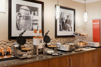 hampton inn appleton fox river mall area