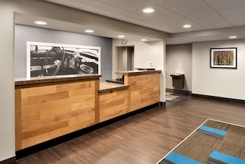 hampton inn appleton fox river mall area