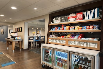 hampton inn appleton fox river mall area