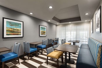 hampton inn appleton fox river mall area