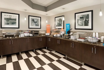 hampton inn appleton fox river mall area