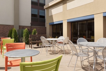 hampton inn appleton fox river mall area