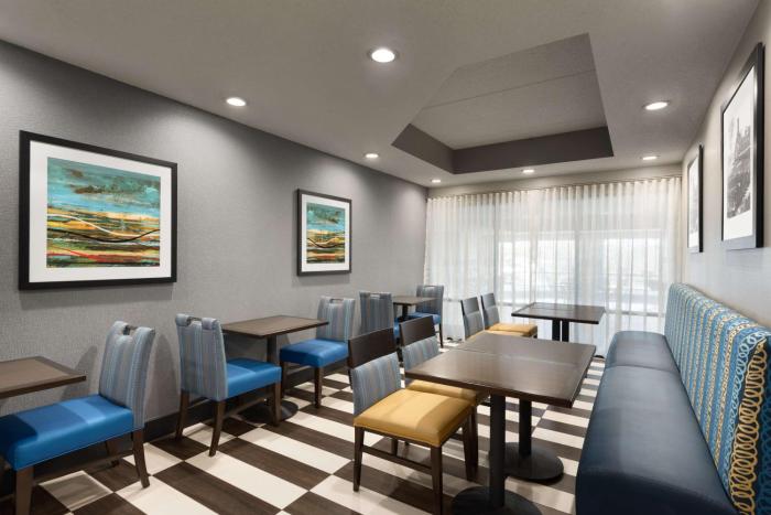 hampton inn appleton fox river mall area
