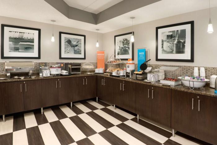 hampton inn appleton fox river mall area