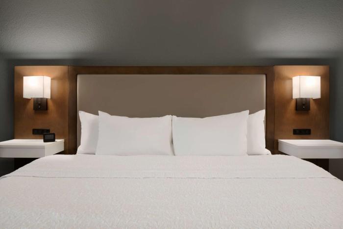 hampton inn appleton fox river mall area