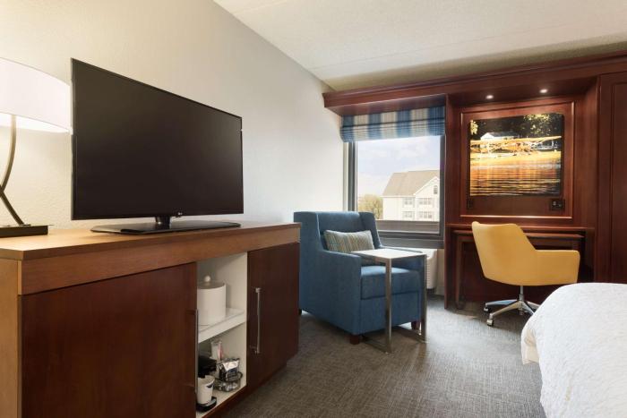 hampton inn appleton fox river mall area